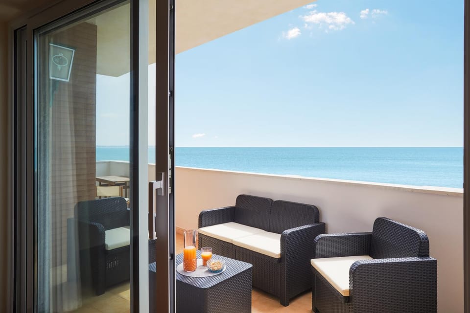 Balcony/Terrace, Living room, Sea view