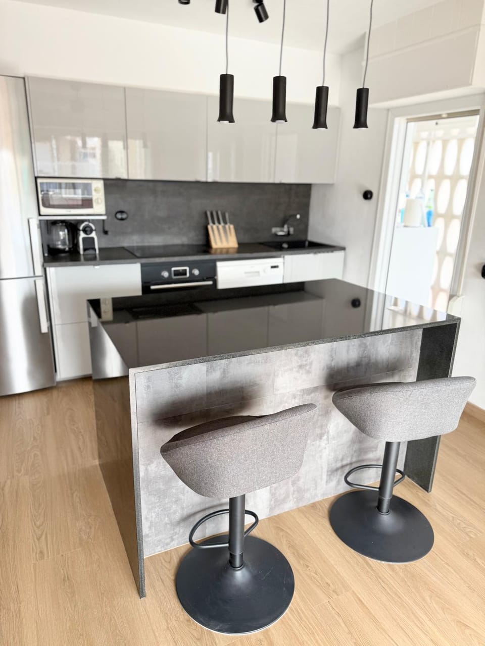 Kitchen or kitchenette, minibar, stove