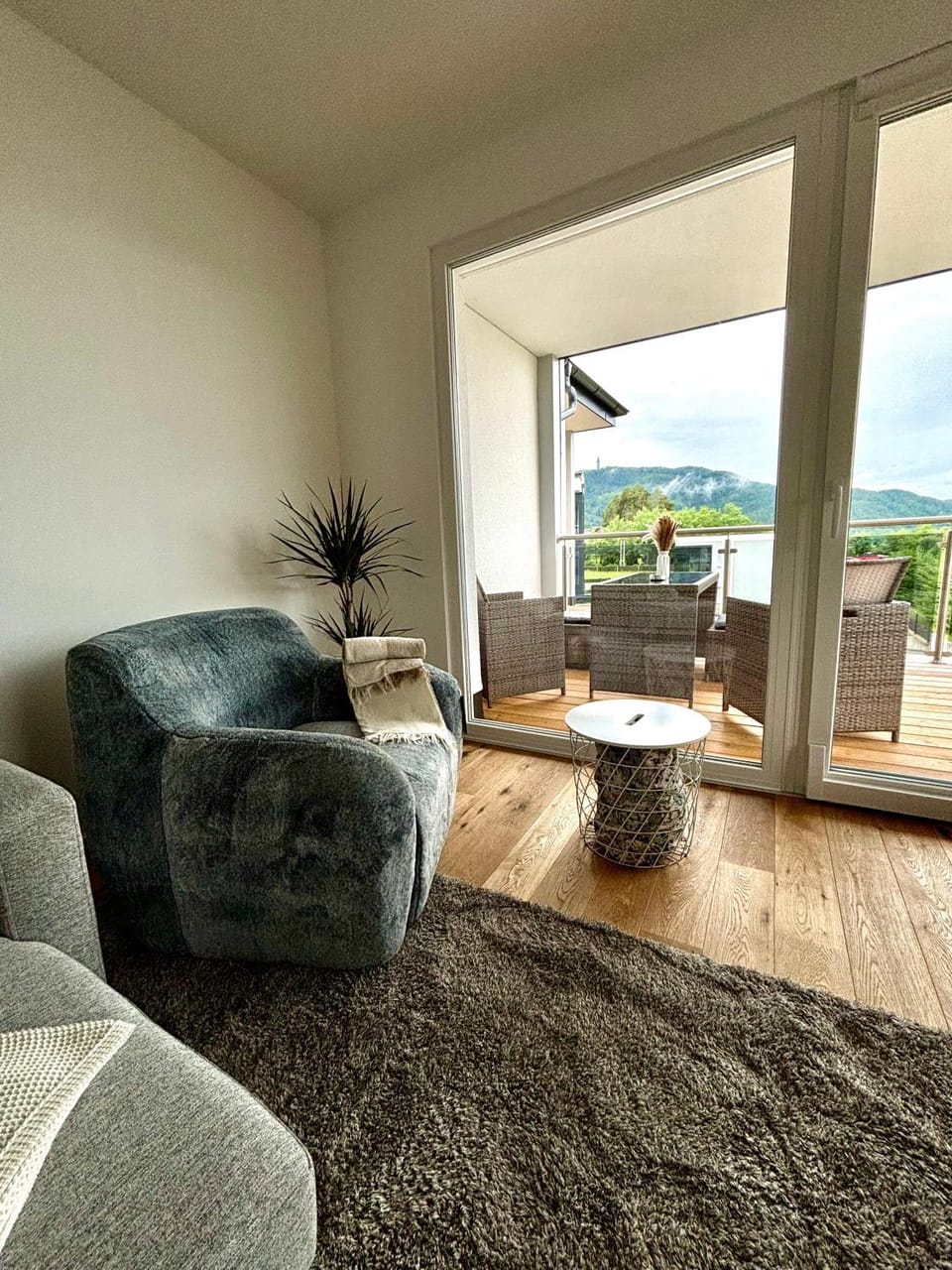 View (from property/room), Balcony/Terrace, Living room, Seating area