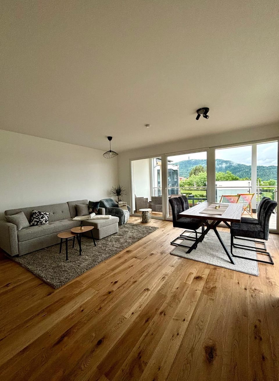 View (from property/room), Balcony/Terrace, Living room, Seating area, Dining area