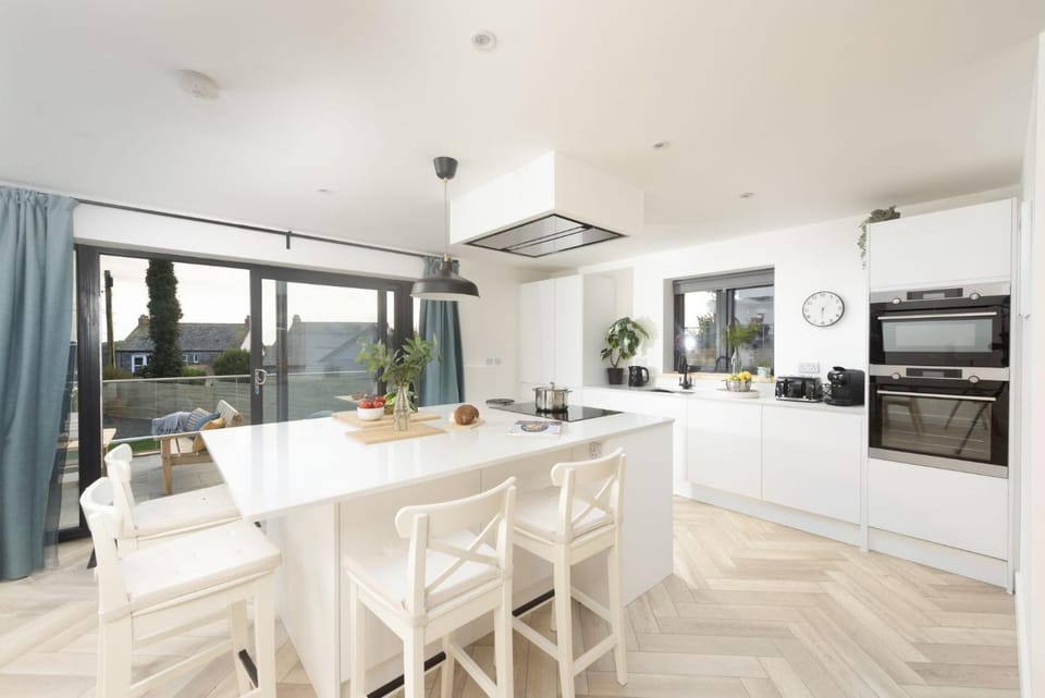 Property building, Kitchen or kitchenette, Dining area, oven, stove, toaster