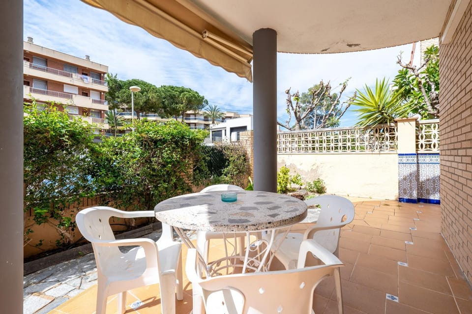 Property building, Balcony/Terrace, Living room