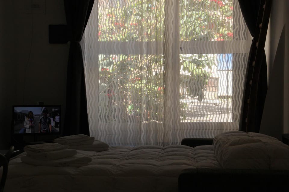 Bed, TV and multimedia, Seating area