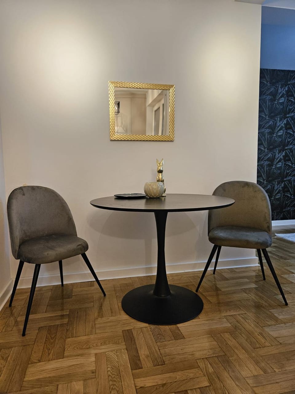 Seating area, Dining area