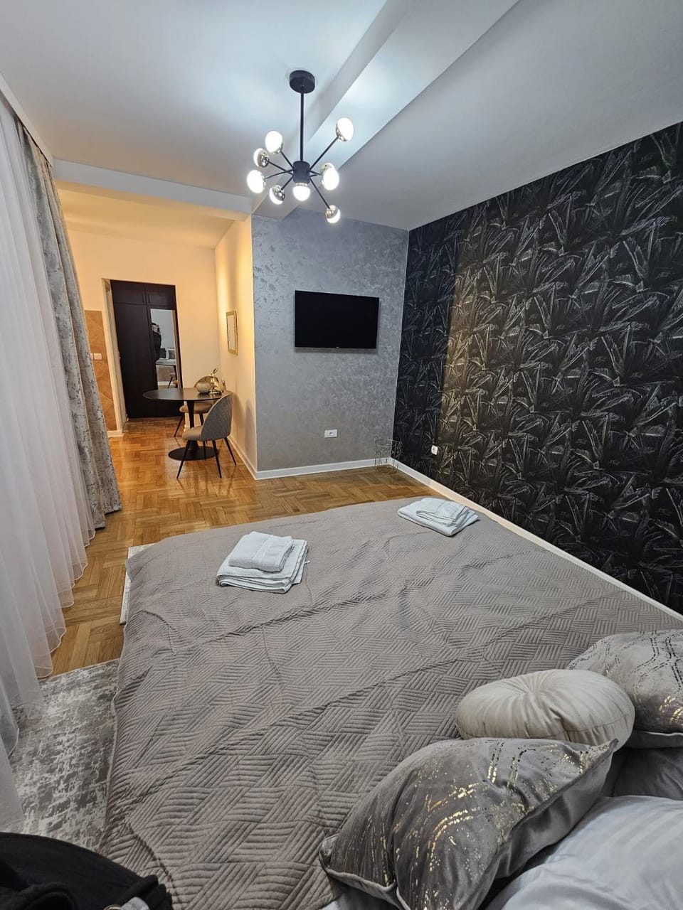 Bed, TV and multimedia, Photo of the whole room