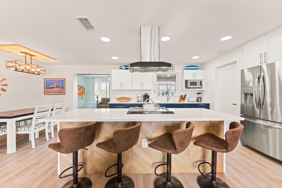 Coffee/tea facilities, Kitchen or kitchenette, Dining area, microwave, oven, stove, toaster
