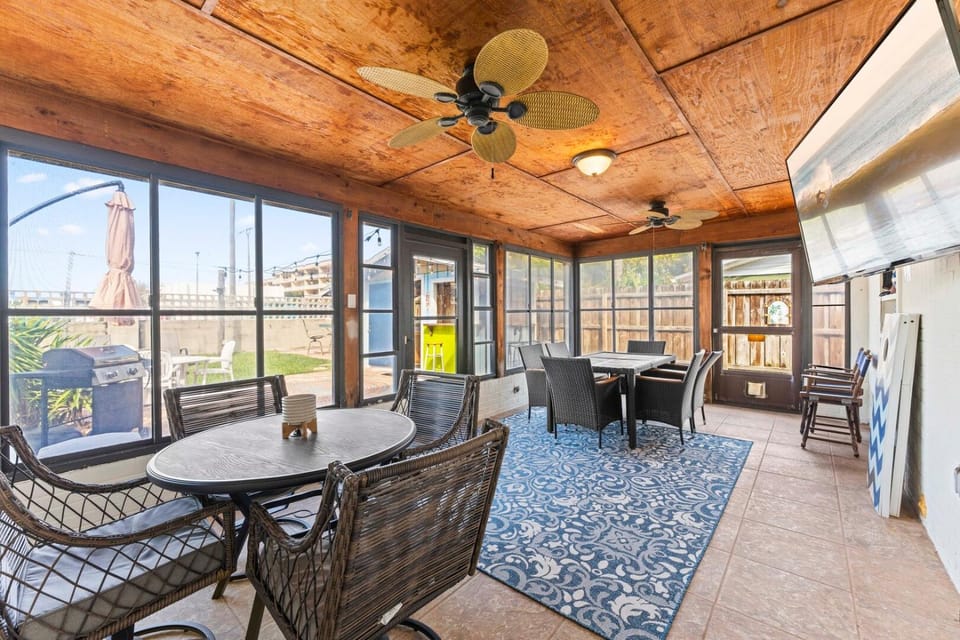 Patio, BBQ facilities, TV and multimedia, Seating area, Dining area