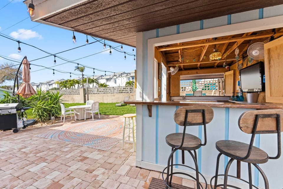 Patio, Day, BBQ facilities, BBQ facilities, Balcony/Terrace, Lounge or bar, Dining area, minibar