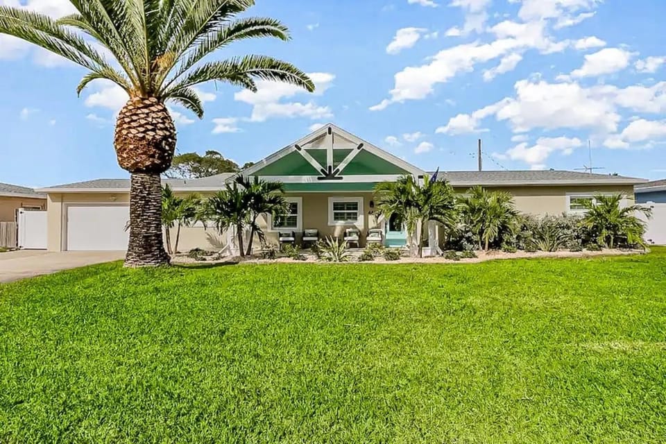 Property building, Day, Garden, Garden