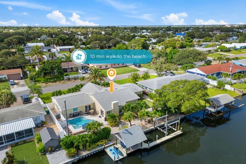 Property building, Nearby landmark, Day, Neighbourhood, Bird's eye view, River view, Street view, Swimming pool, Location