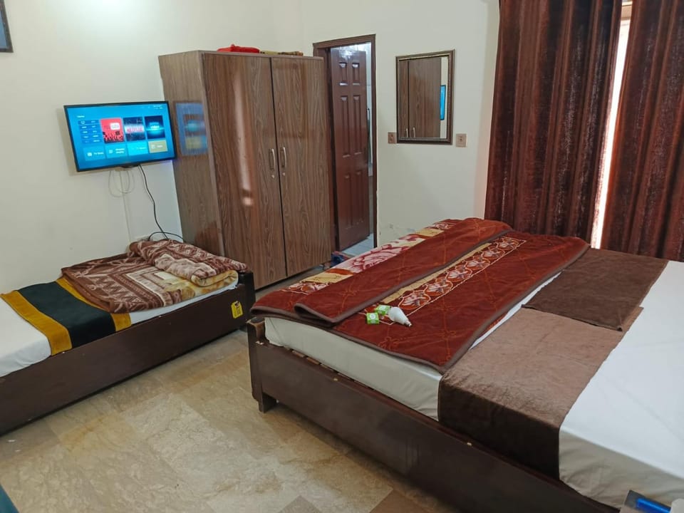 Bed, TV and multimedia, Bedroom, wardrobe
