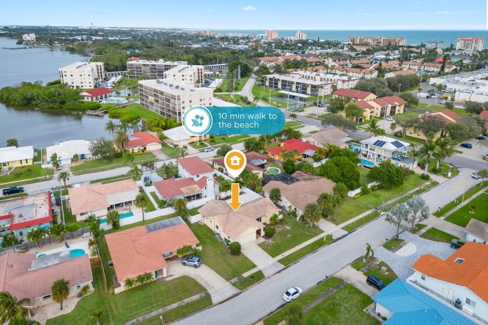 Property building, Nearby landmark, Day, Neighbourhood, Bird's eye view, City view, Street view, Location, Parking