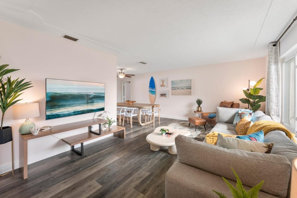 TV and multimedia, Living room, Seating area, Dining area