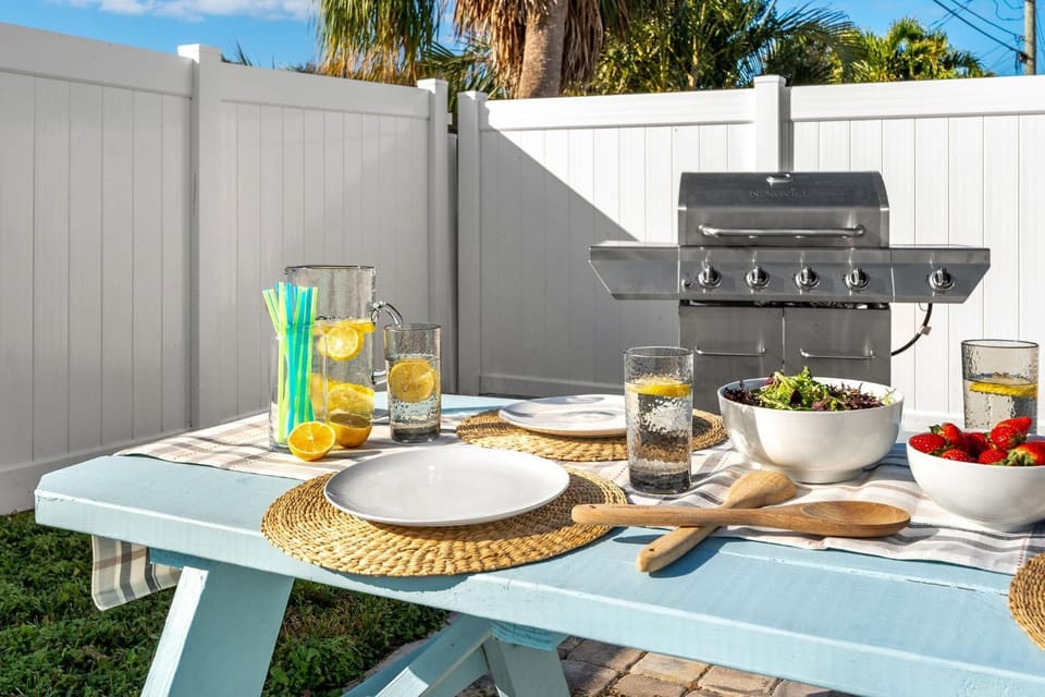 Patio, Day, BBQ facilities, BBQ facilities, Food and drinks