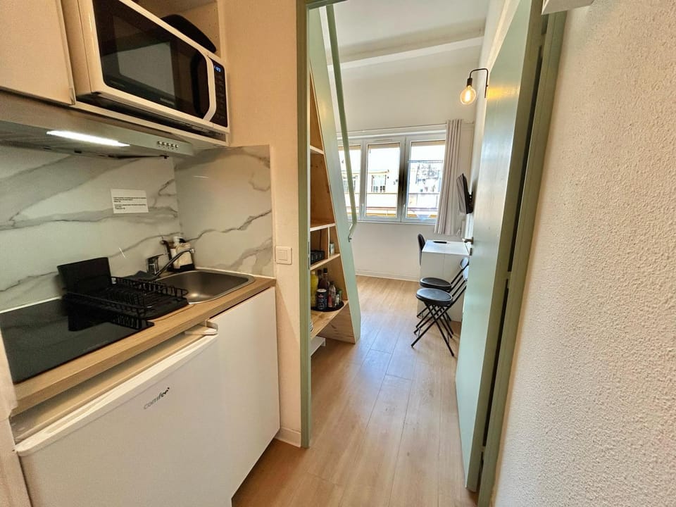 Communal lounge/ TV room, TV and multimedia, Kitchen or kitchenette, Dining area, microwave, stove
