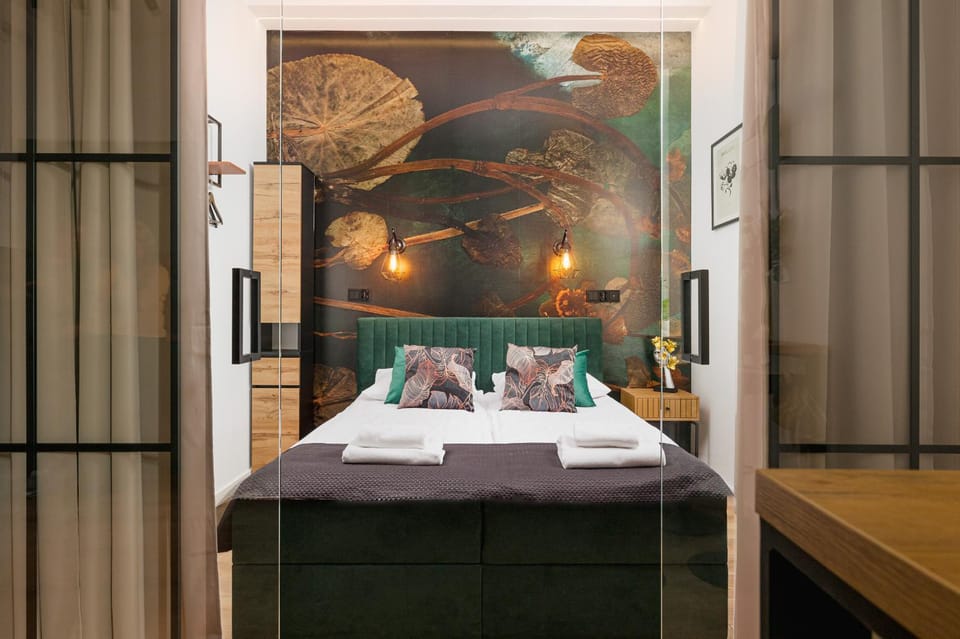 Bed, Bedroom, towels