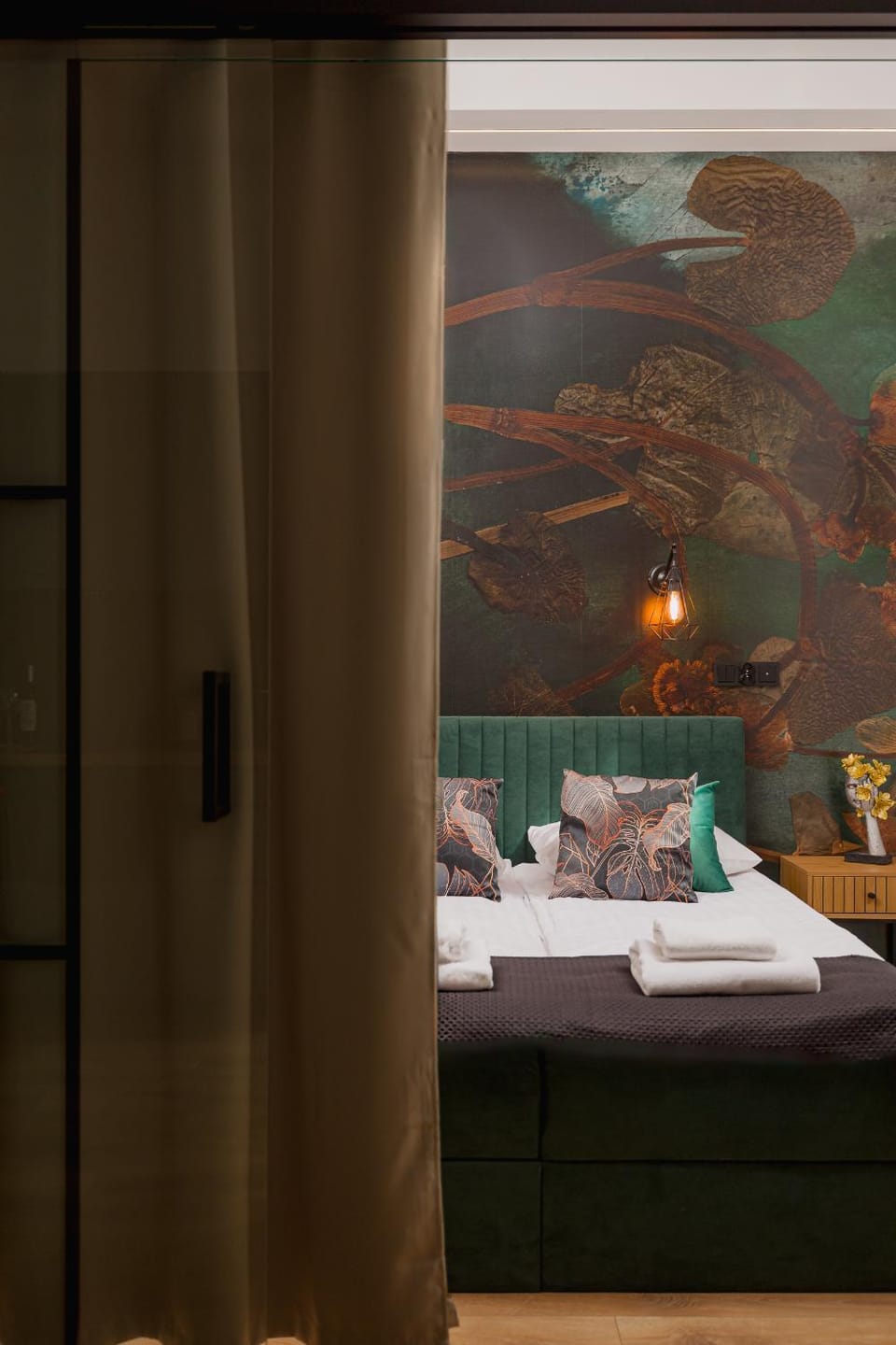 Bed, Bedroom, towels