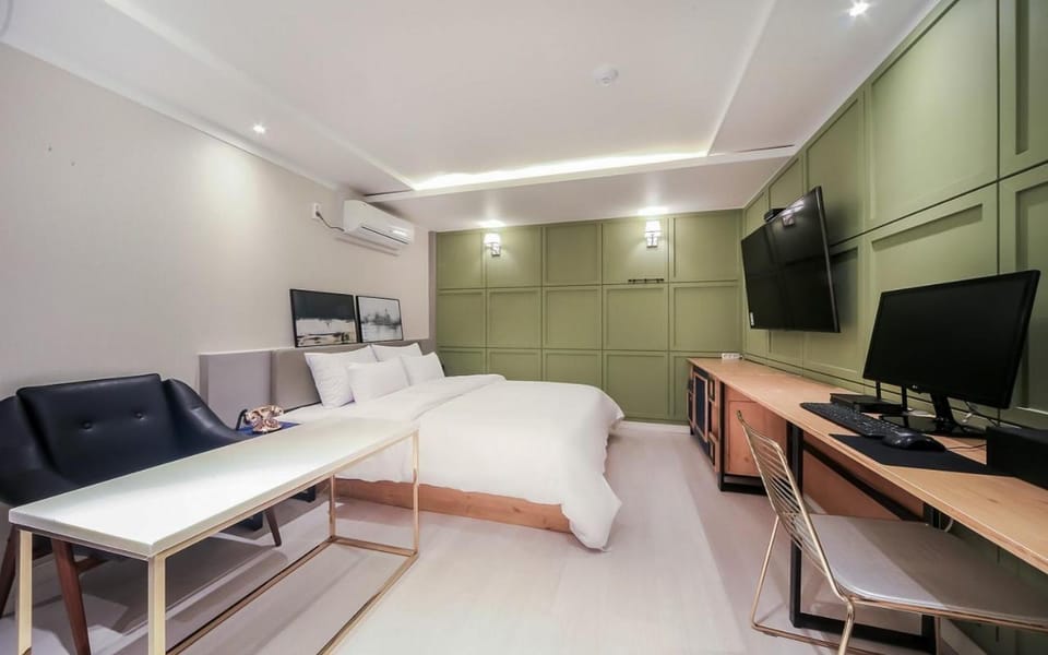 Bed, TV and multimedia, Photo of the whole room, Bedroom, hair dresser, air conditioner