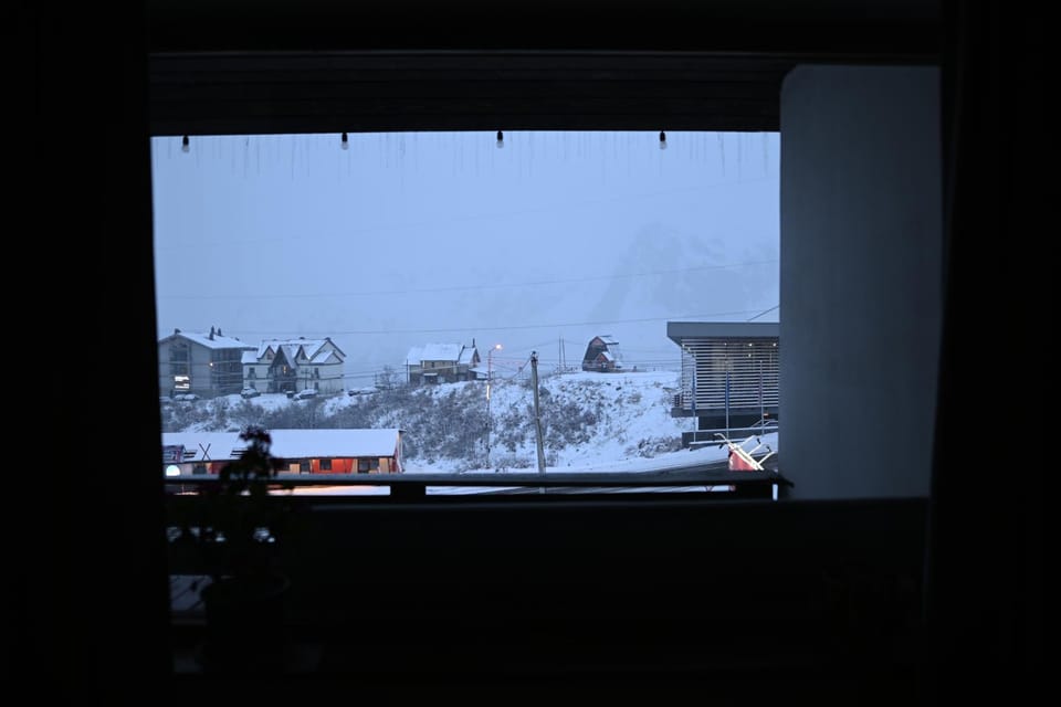 Communal lounge/ TV room, Balcony/Terrace, Seating area, Mountain view