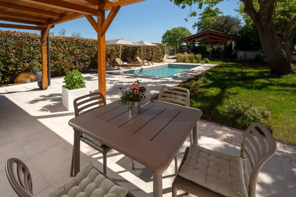 Property building, Balcony/Terrace, Swimming pool