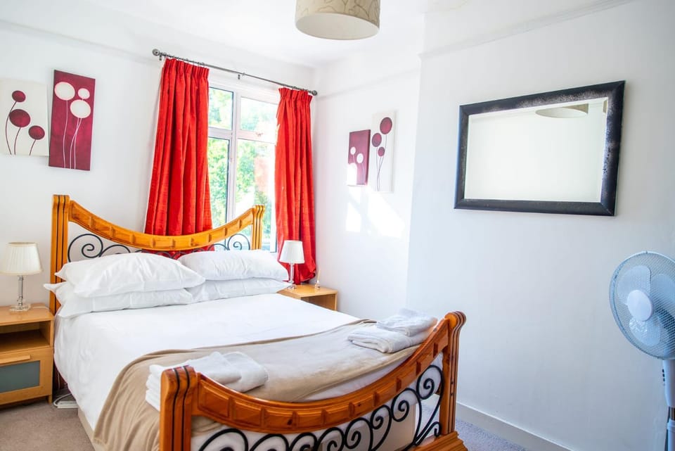 Bed, Photo of the whole room, Bedroom, fireplace