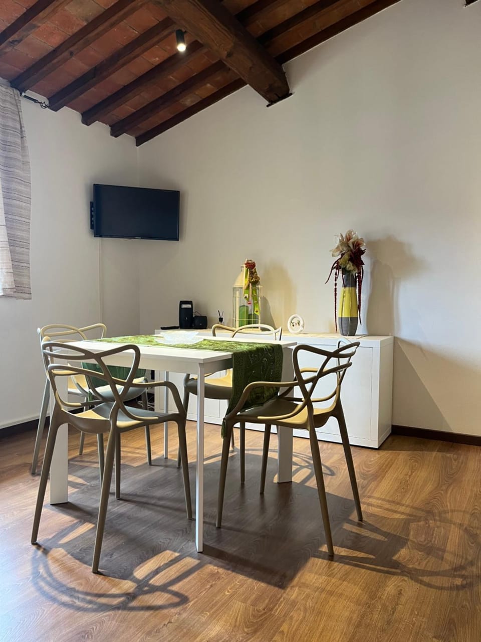 TV and multimedia, Living room, Seating area, Dining area