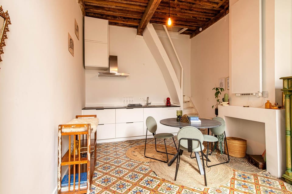 Kitchen or kitchenette, Dining area