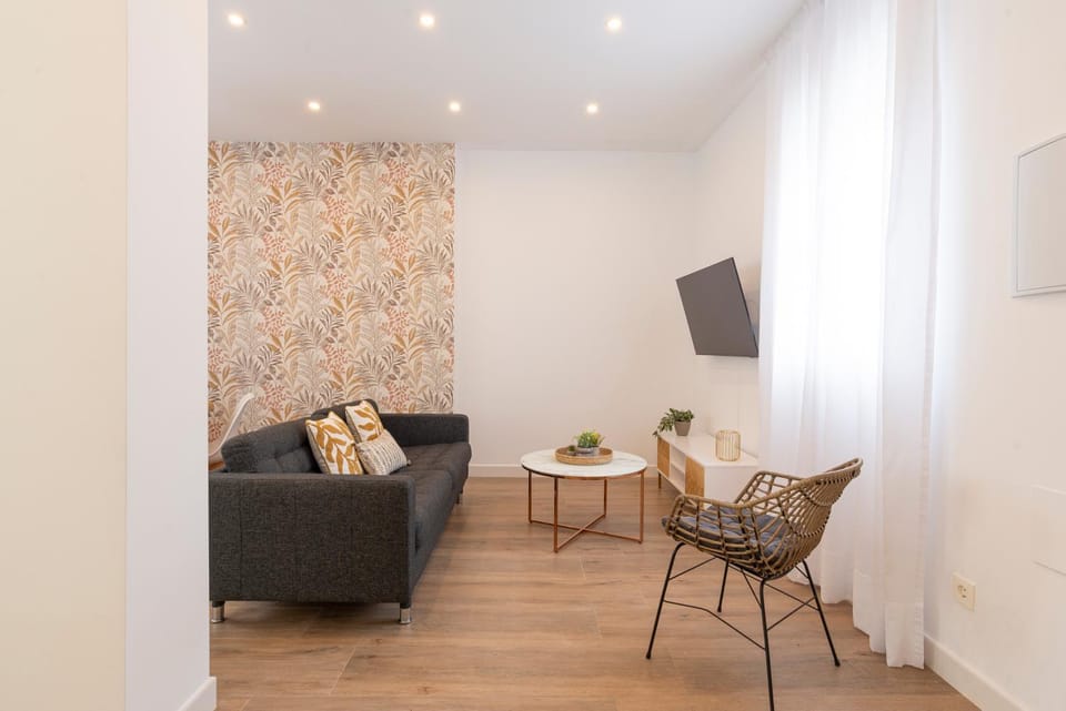 TV and multimedia, Living room, Photo of the whole room, Seating area, hair dresser, air conditioner