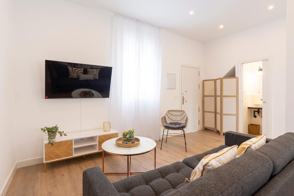 Toilet, TV and multimedia, Living room, Lobby or reception, Photo of the whole room, Seating area, hair dresser, air conditioner