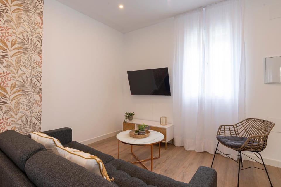 TV and multimedia, Living room, Photo of the whole room, Seating area, hair dresser, air conditioner