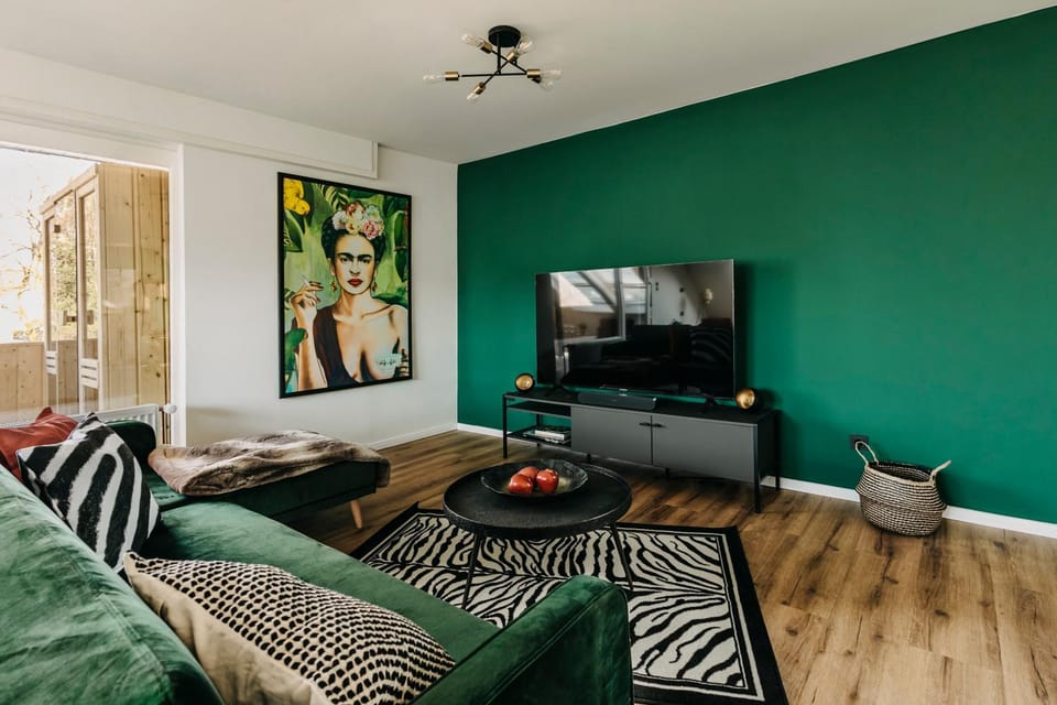Communal lounge/ TV room, TV and multimedia, Living room, Seating area, Evening entertainment