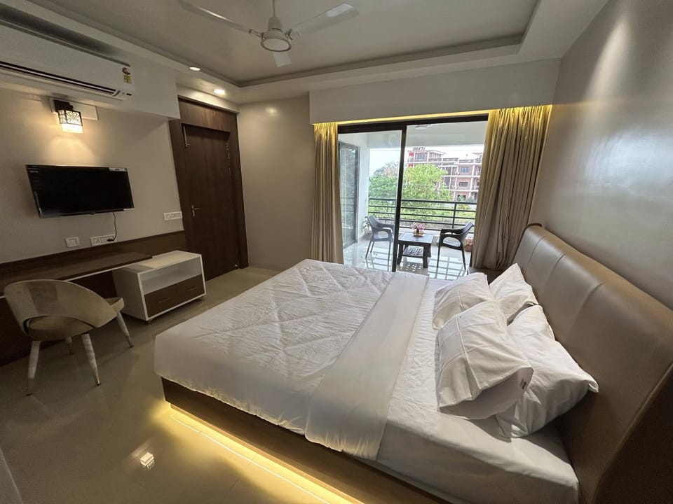 Bed, TV and multimedia, Photo of the whole room, Bedroom, air conditioner