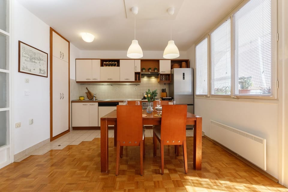 Kitchen or kitchenette, Dining area, pet friendly