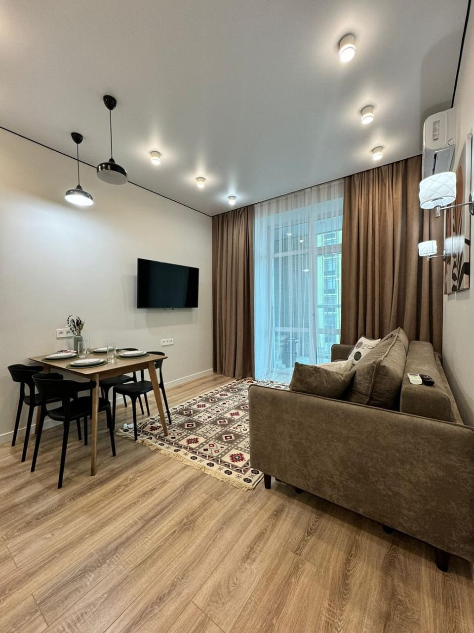 TV and multimedia, Living room, Seating area, Dining area