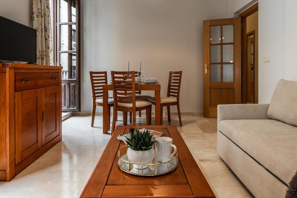 TV and multimedia, Living room, Seating area, Dining area