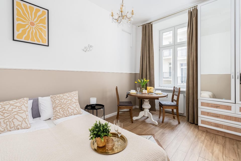 Bed, Living room, Photo of the whole room, Seating area, Dining area, Bedroom
