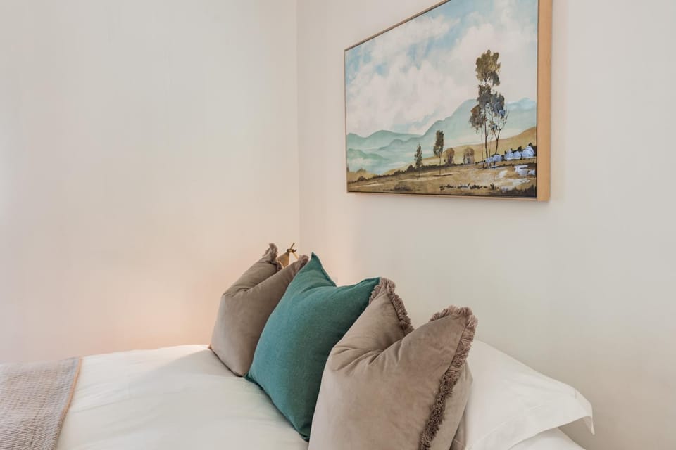 Bed, Photo of the whole room, Decorative detail, Bedroom