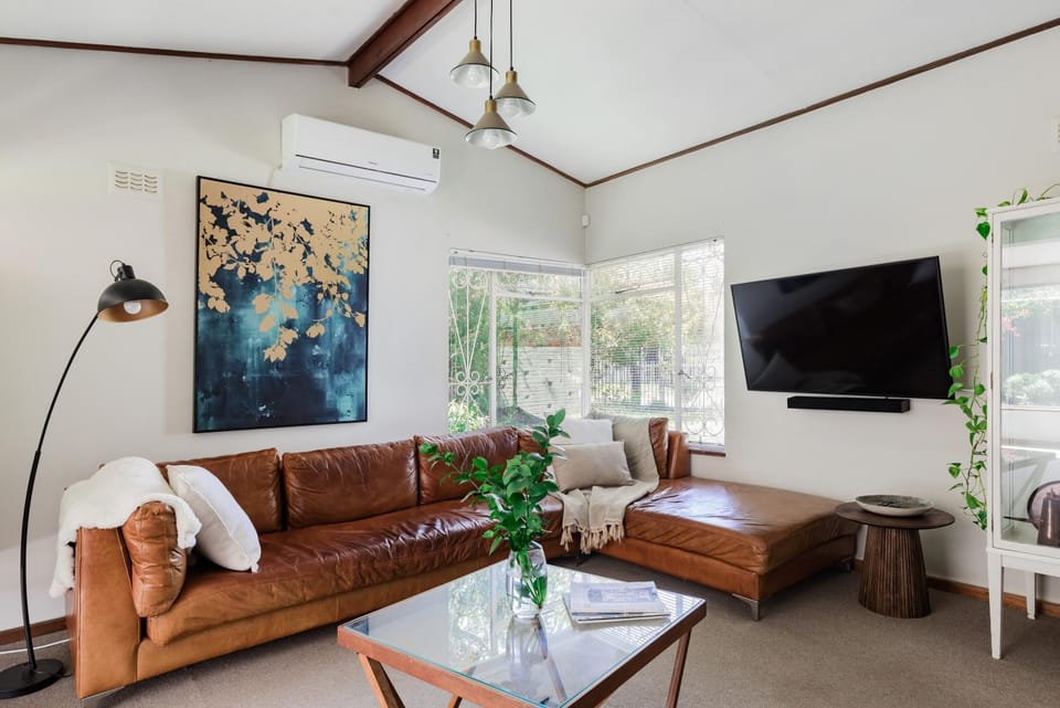 Communal lounge/ TV room, TV and multimedia, Living room, Seating area, Evening entertainment, air conditioner