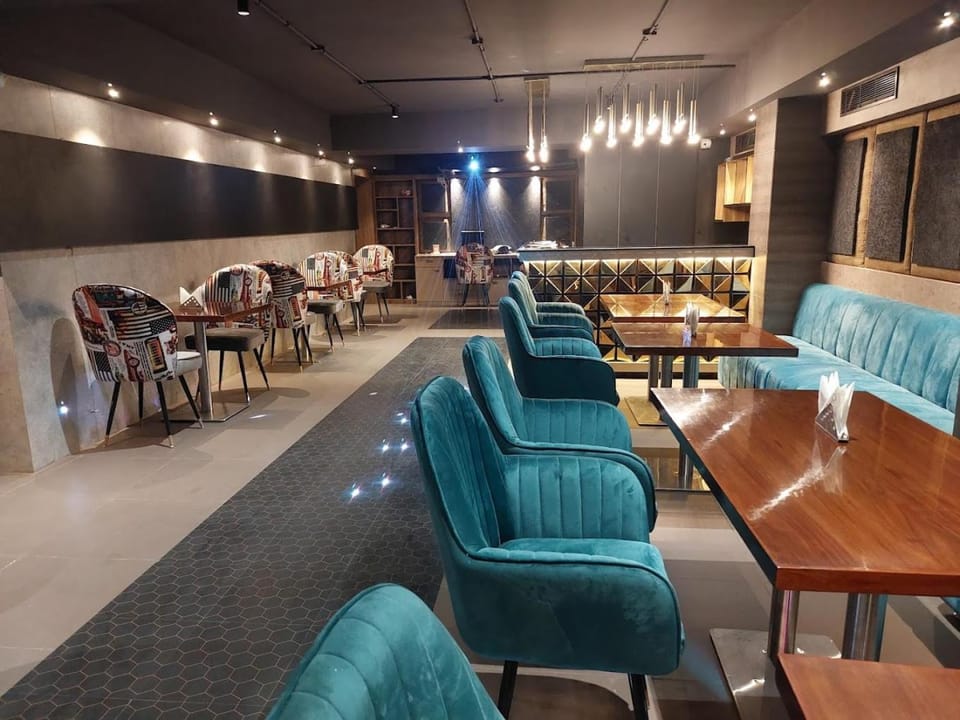 Restaurant/places to eat, Seating area