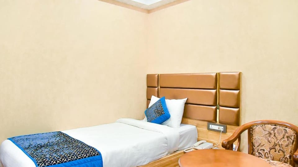 Bed, Photo of the whole room, Seating area