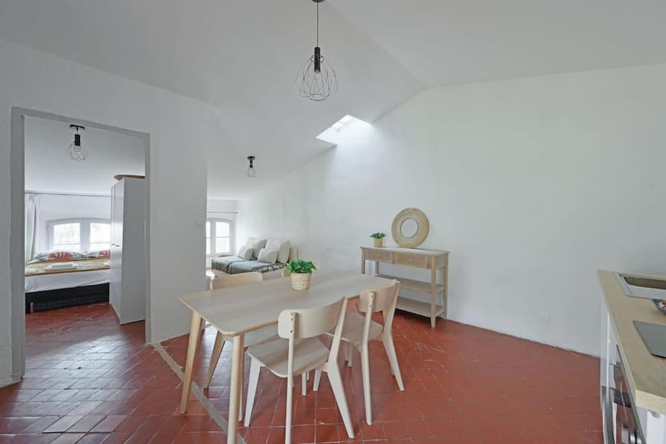 Kitchen or kitchenette, Living room, Seating area, Dining area