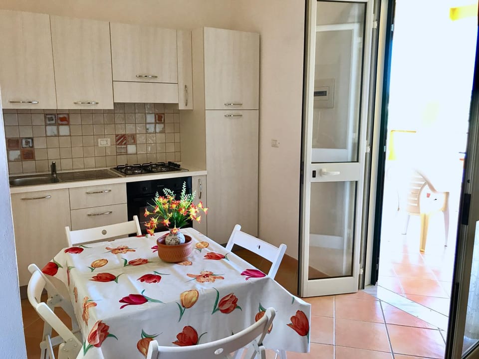 Kitchen or kitchenette, Living room, Seating area, Dining area, pet friendly, stove