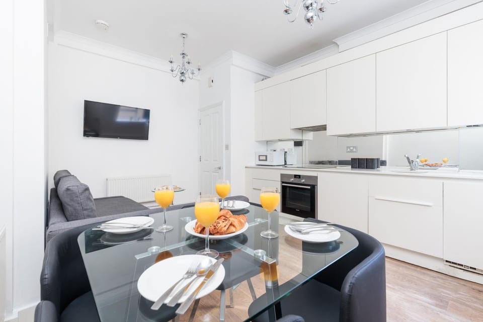 Coffee/tea facilities, Kitchen or kitchenette, Living room, toaster