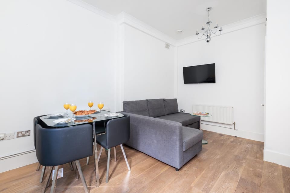TV and multimedia, Living room, Seating area, Dining area, Evening entertainment