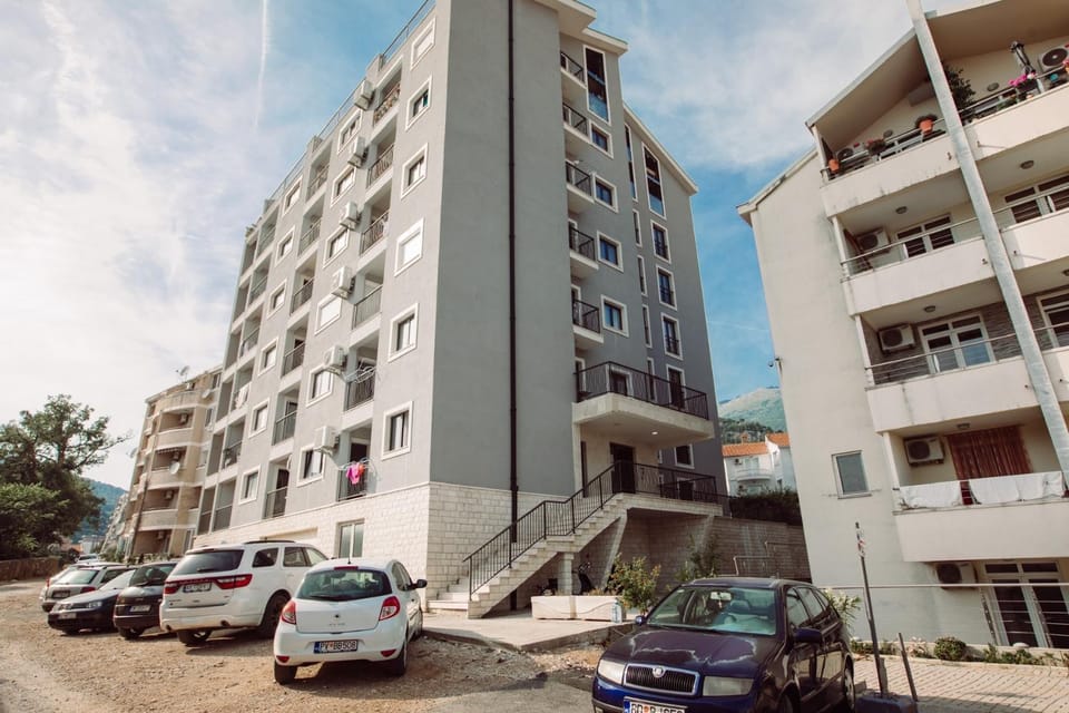 Property building, Day, Street view