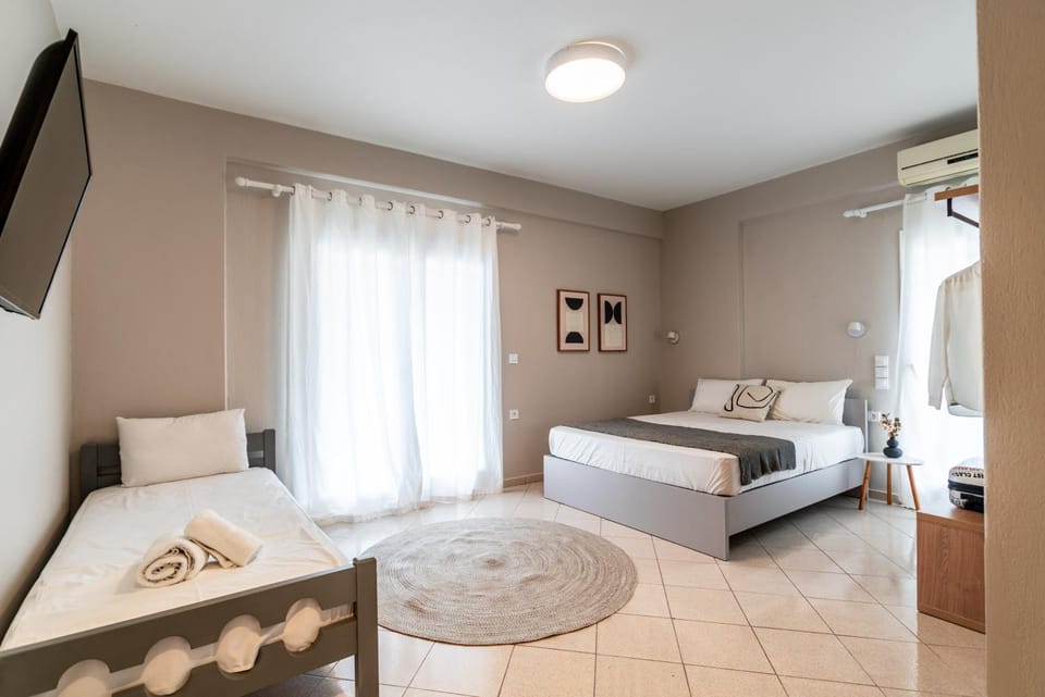 Bed, TV and multimedia, Photo of the whole room, Bedroom, towels, air conditioner