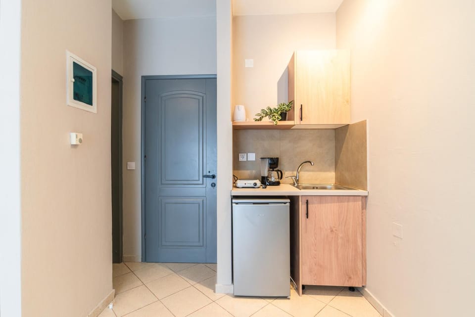 Coffee/tea facilities, Kitchen or kitchenette, stove