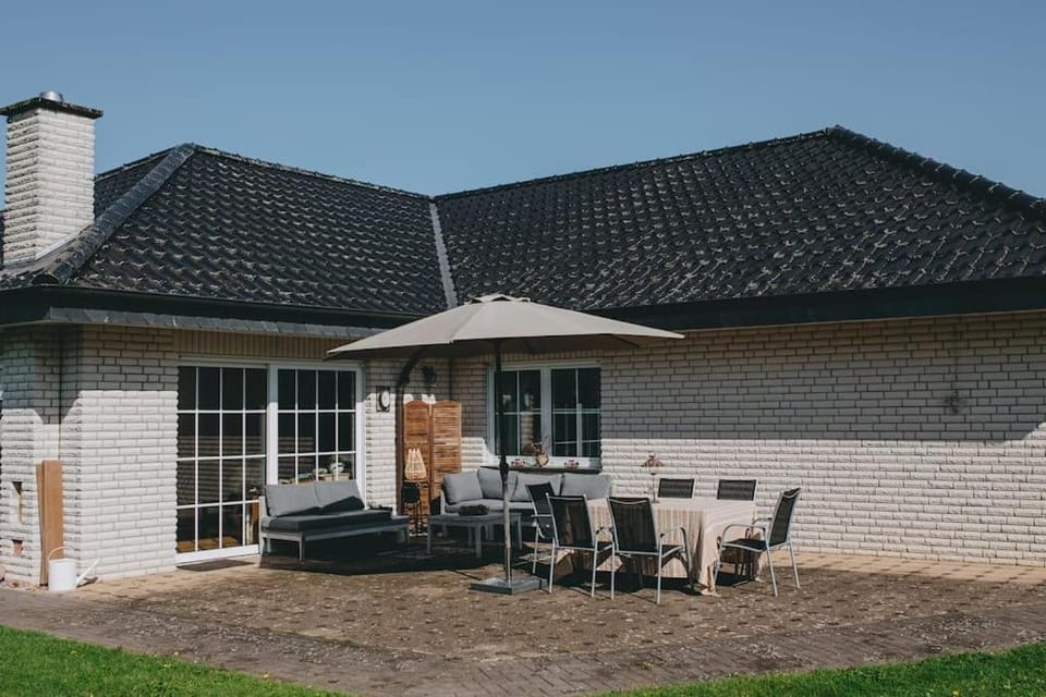 Property building, Patio, Balcony/Terrace