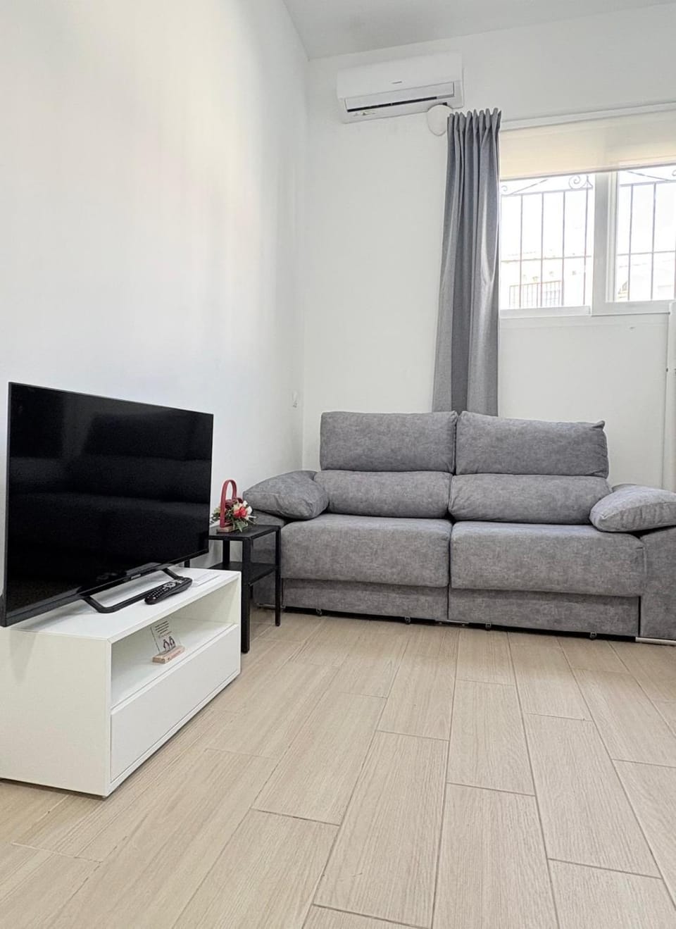 Communal lounge/ TV room, TV and multimedia, Living room, Seating area, Evening entertainment