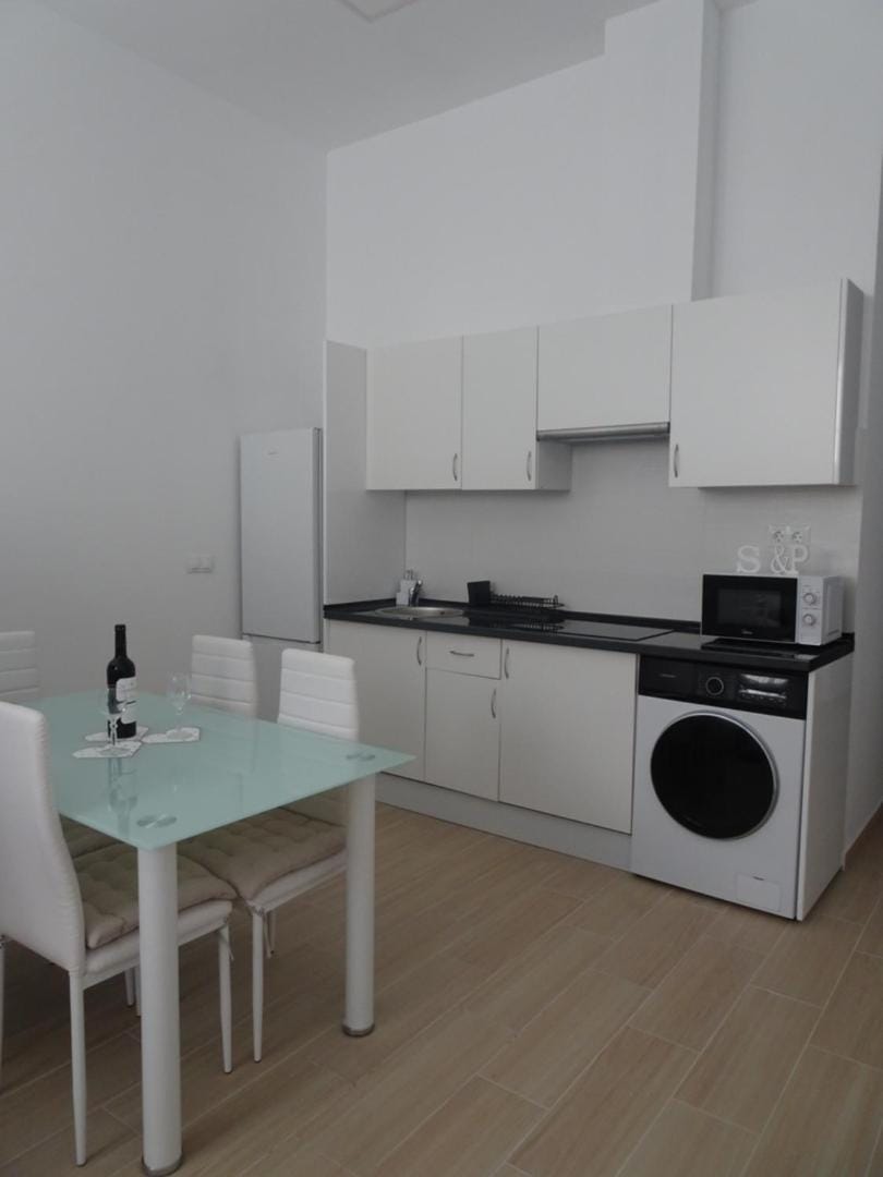 Kitchen or kitchenette, Dining area, minibar, stove, washing machine